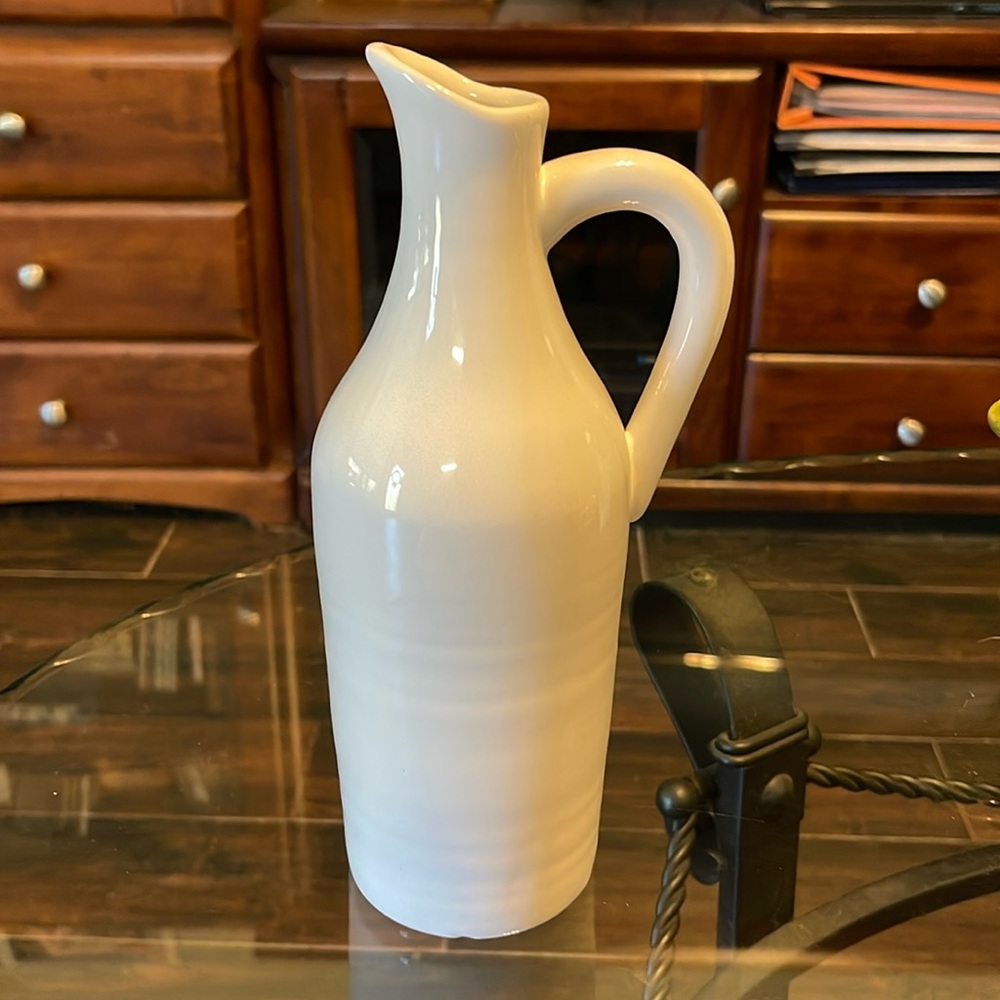Decorative ceramic creamer dispenser